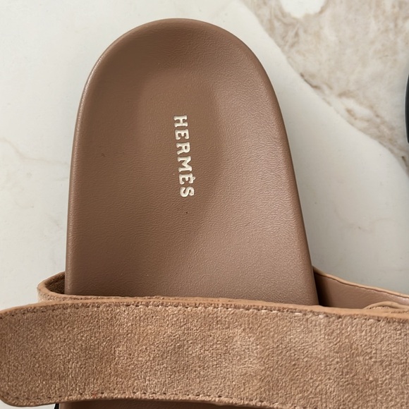 Hermes’ Chypre tan suede leather lined black rubber sole sandals - Picture 4 of 6